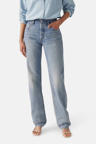 Jeans straight lichtblauwe denim van Levi's, met hoge taille en een recht model, gecombineerd met een lichtblauw overhemd.
