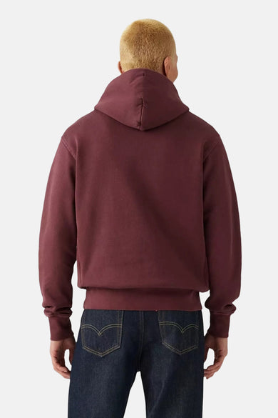 Sweat à capuche Bordeaux de Levi's® avec capuche, texture douce en polaire, vue de dos, le modèle porte un jean bleu foncé
