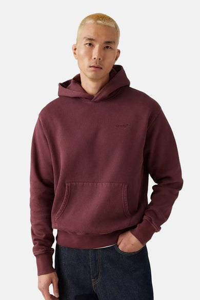 Sweat à capuche bordeaux Levi's® avec capuche, poche avant et petit logo, coupe décontractée, modèle de face