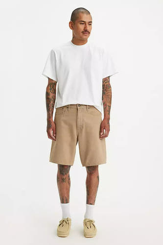 Beige short van Levi's, gedragen met een wit T-shirt, witte sokken en beige schoenen.
