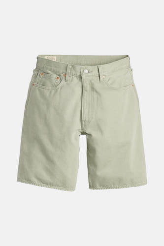 Short vert de Levi's®, avec des poches visibles et une fermeture à boutons.