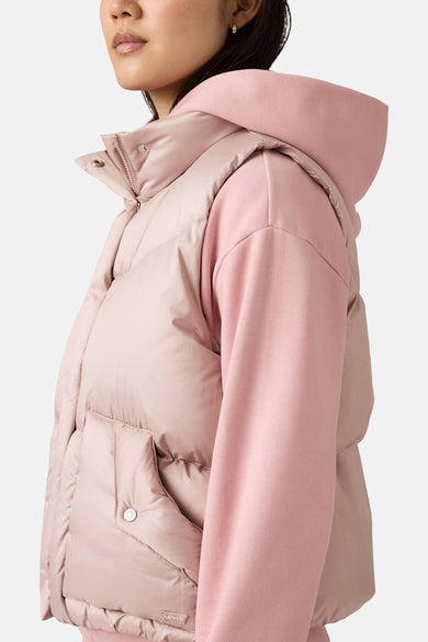 Roze puffer vest met capuchon, profiel.
