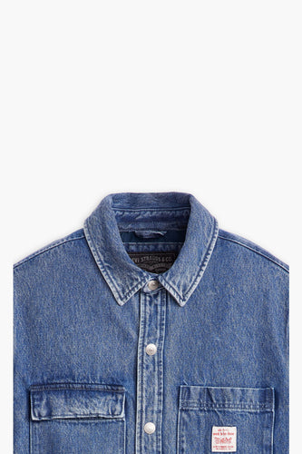 Blauw denim jeanshemd van Levi's, met zichtbare zakken en knoopsluiting.
