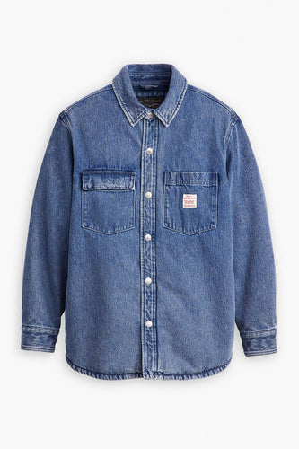Blauw jeanshemd van Levi's met lange mouwen, knoopsluiting en twee borstzakken.