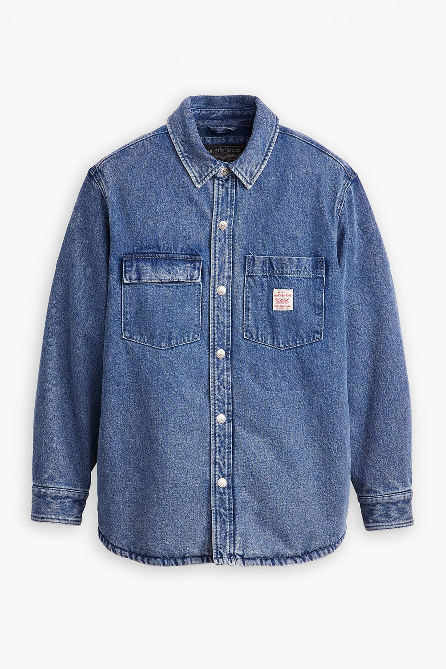 Blauw jeanshemd van Levi's met lange mouwen, knoopsluiting en twee borstzakken.