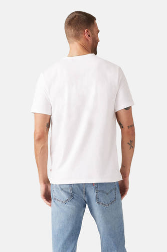 Wit T-shirt met korte mouwen van Levi's, gezien van achteren, gecombineerd met jeans en tattoos op de arm.
