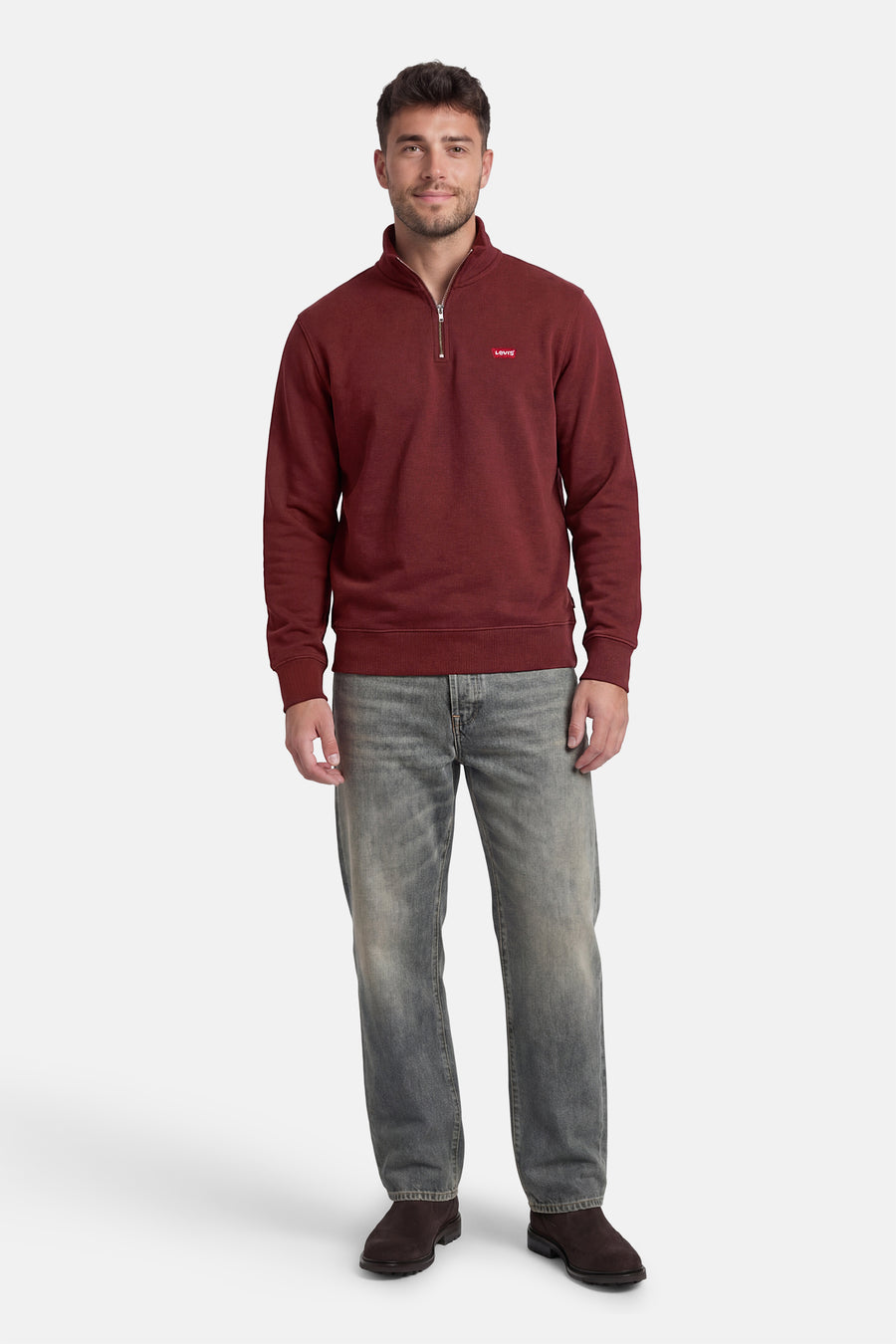 Bordeauxkleurige sweater van Levi's, met een korte rits en gedragen met jeans en suède schoenen.