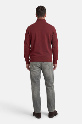 Bordeaux sweater van Levi's, met lange mouwen, gecombineerd met grijze jeans en bruine schoenen, gezien van achteren.
