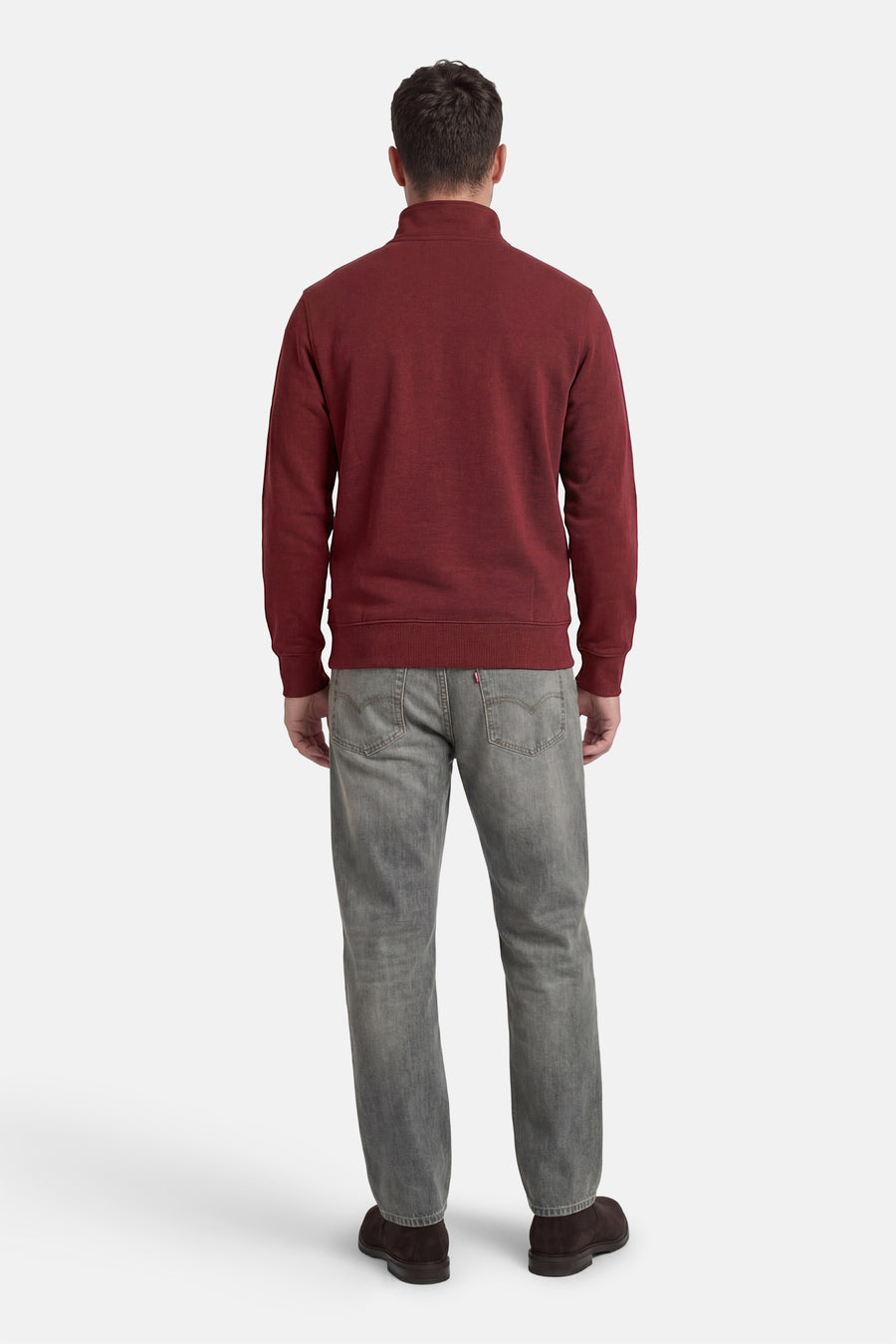 Bordeaux sweater van Levi's, met lange mouwen, gecombineerd met grijze jeans en bruine schoenen, gezien van achteren.