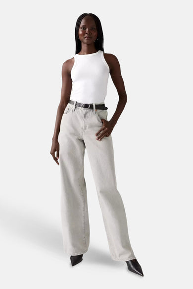 Jeans straight van lichtgrijs denim van Levi's®, gestyled met een witte tanktop en zwarte riem.