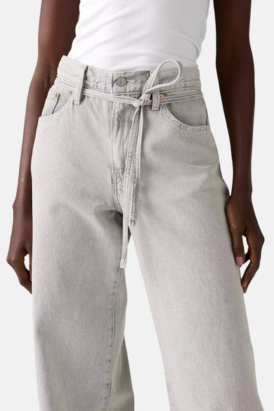 Jeans straight van lichtgrijs denim van Levi's®, met strikceintuur en zakken.