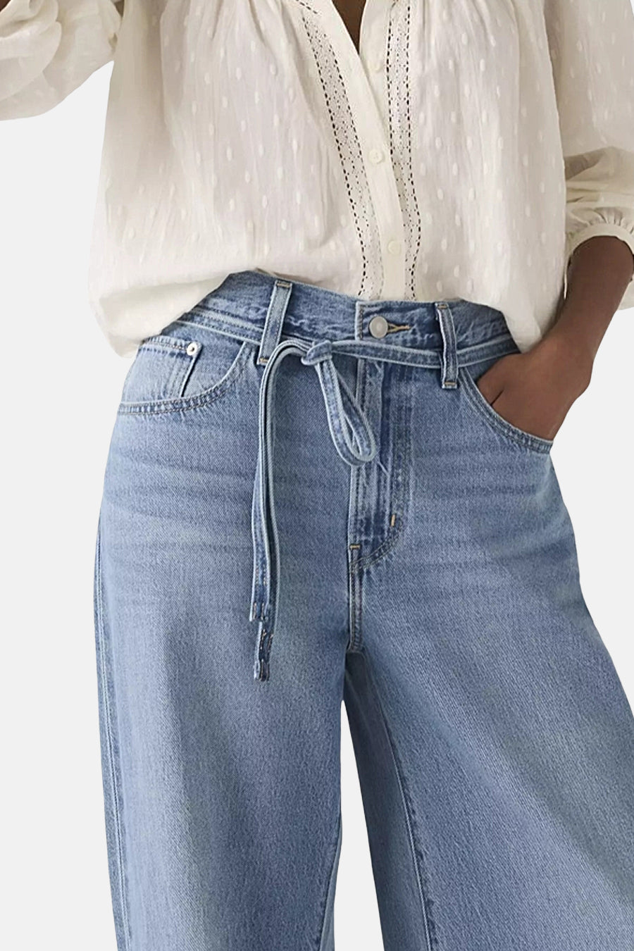 Middenblauwe denim straight jeans van Levi's®, met een geknoopte riem en zakken.

