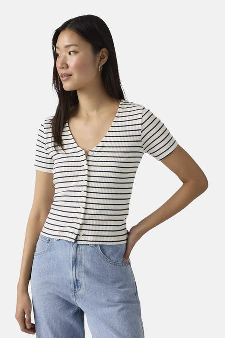 Multikleurig T-shirt van Levi's, met korte mouwen, knoopsluiting aan de voorkant, gestreept patroon, gecombineerd met een jeans.