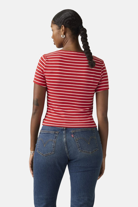 Rode gestreepte korte mouwen t-shirt van Levi's®, rugzijde, met witte horizontale strepen en ribbelstructuur, gedragen met donkerblauwe jeans.
