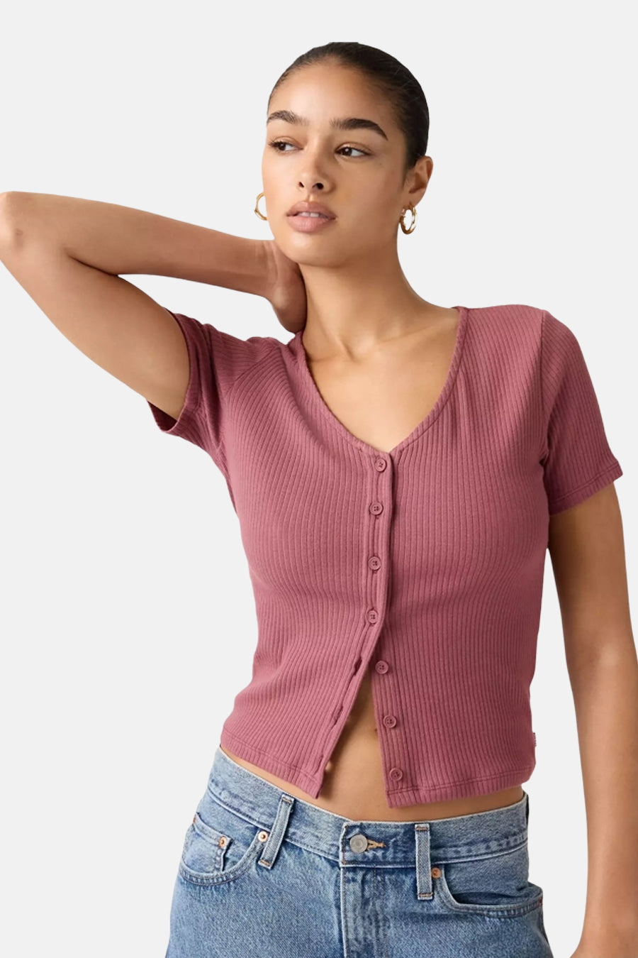 Bordeaux ribbel t-shirt met korte mouwen van Levi's®, V-hals met knopen, cropped fit, model draagt jeans en gouden oorbellen, front view