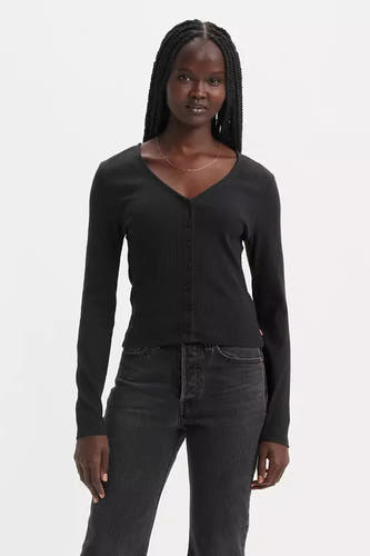 Zwart T-shirt met lange mouwen van Levi's, met knoopsluiting aan de voorkant en gedragen met een donkere jeans.
