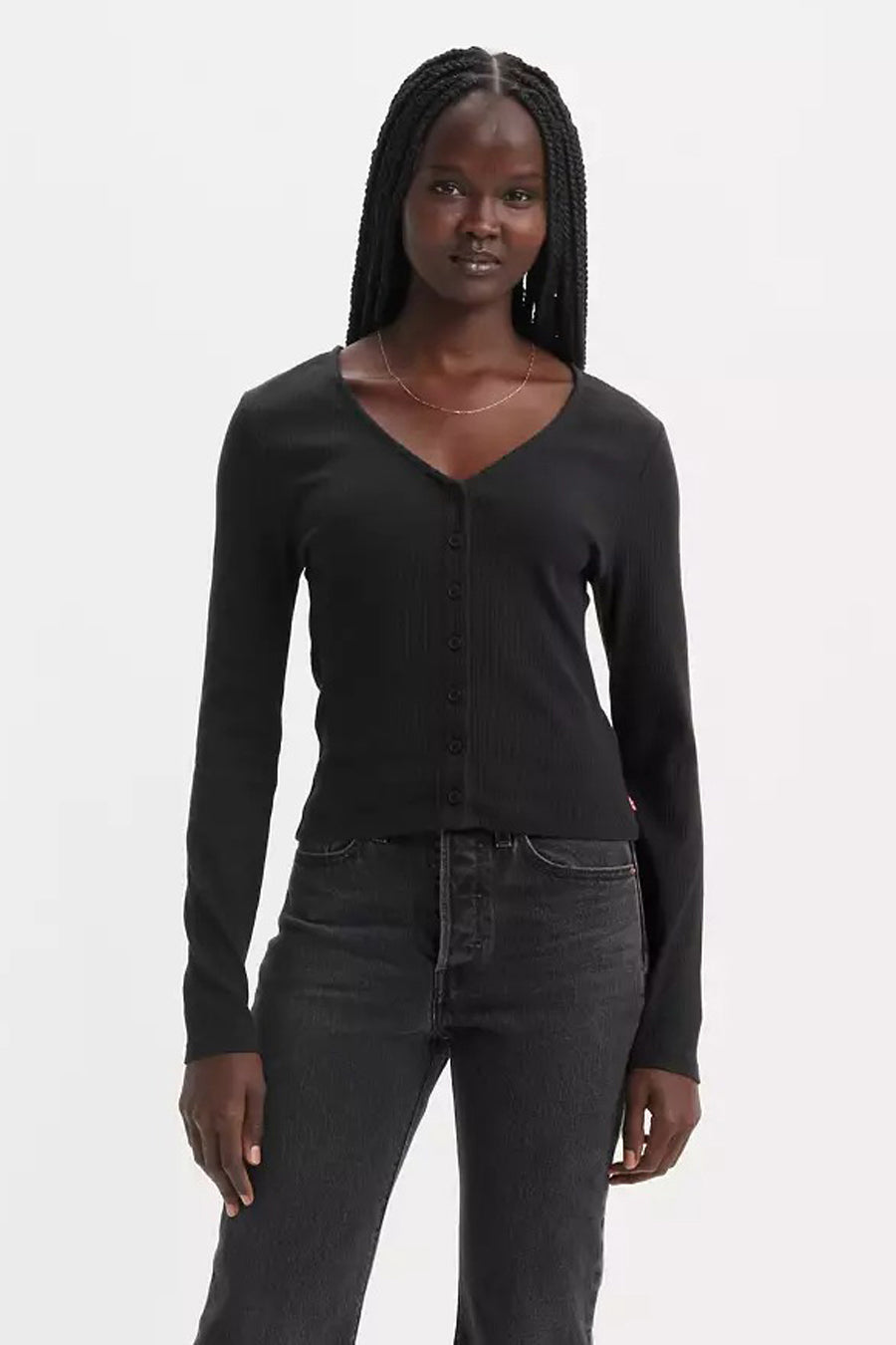 Zwart T-shirt met lange mouwen van Levi's, met knoopsluiting aan de voorkant en gedragen met een donkere jeans.
