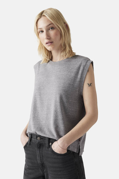 Grijs mouwloos top van Levi's, met een effen patroon en gedragen met een zwarte jeans.
