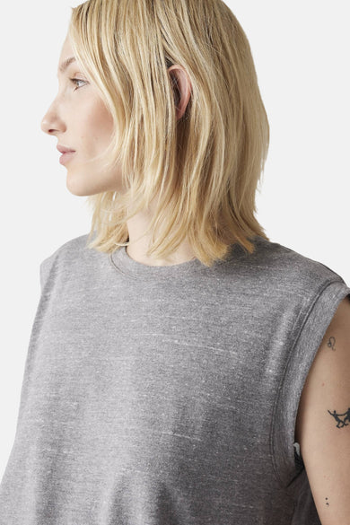 Grijs mouwloos topje van Levi's, met een subtiele textuur en tatoeages op de bovenarm.
