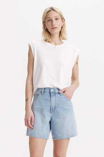 Witte mouwloze top van Levi's, gedragen met denim shorts en een zilveren ketting.