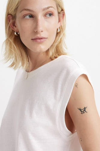 Witte top zonder mouwen van Levi's, met gouden oorbellen en een ketting.
