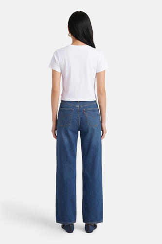 Wit T-shirt van Levi's®, met korte mouwen en een ronde hals, gedragen met blauwe jeans.
