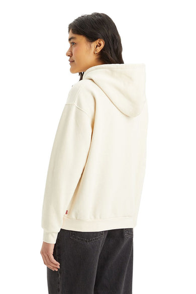 Beige sweater met kap van Levi's, gezien vanaf de zijkant, met donkere jeans.