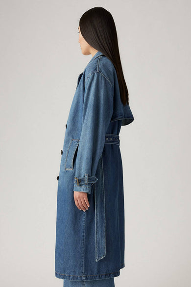 Donkerblauwe denim trenchcoat van Levi's® met riem, zakken en knopen, zijprofiel van model