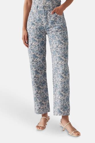 Multicolor rechte jeans van Levi's®, met een opvallend bloemenpatroon en gecombineerd met beige hakken.
