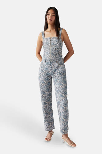 Multikleurige rechte jeans van Levi's®, met een bloemenmotief en gecombineerd met sandalen.
