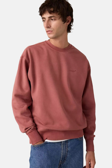 Gilet rose avec col rond de Levi's, vu de derrière, associé à un jean bleu.