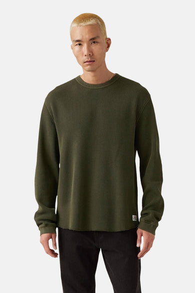 Groen T-shirt met lange mouwen van Levi's, met een grove ribstructuur en een rauwe zoom.
