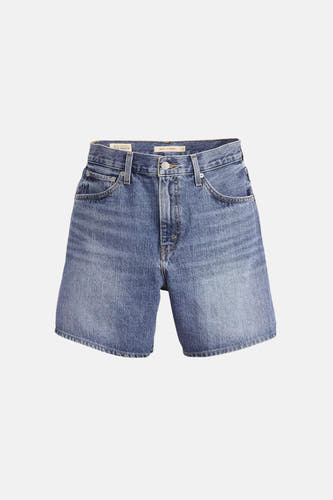 Middelblauwe denim short van Levi's® met knoop- en ritssluiting, voorzakken en riemlussen, plat liggend.