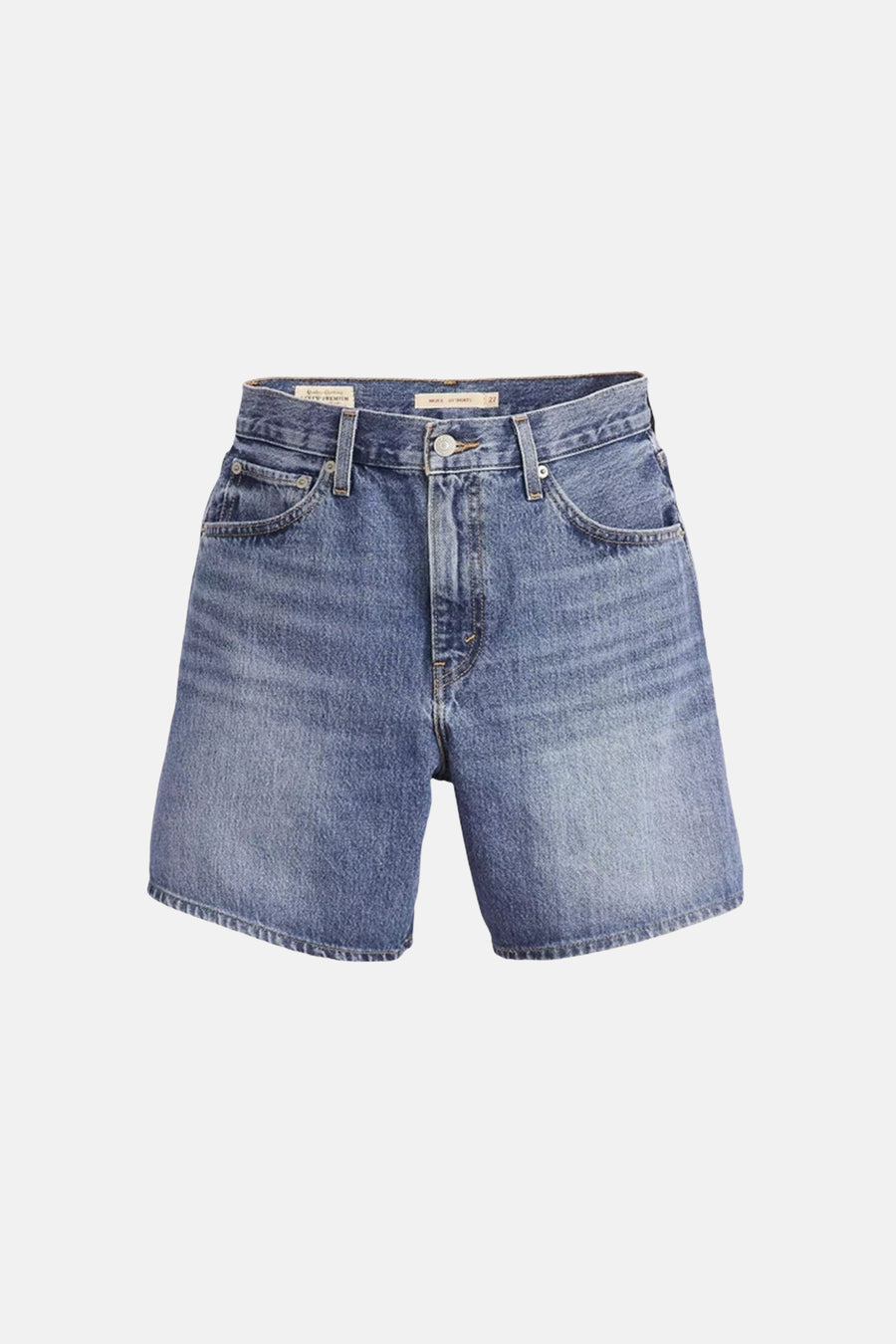 Middelblauwe denim short van Levi's® met knoop- en ritssluiting, voorzakken en riemlussen, plat liggend.
