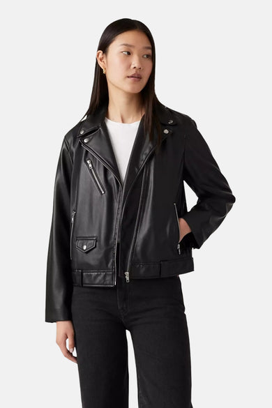 Manteau court noir de Levi's® avec une fermeture éclair asymétrique et des poches visibles, porté avec un t-shirt blanc et des jeans noirs.