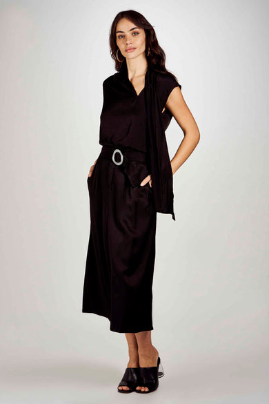 Zwarte korte mouwen blouse van Astrid Black Label, met sjaaldetail en V-hals, gedragen met zwarte rok en riem, lifestyle shot