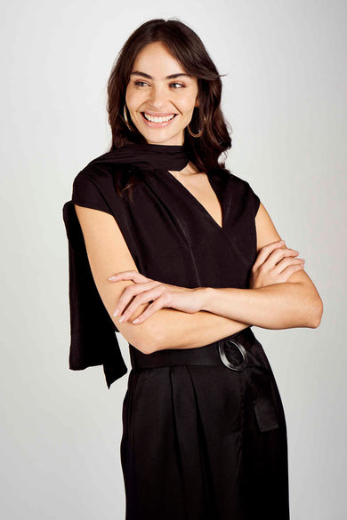 Zwarte blouse met korte mouwen van Astrid Black Label, asymmetrische halslijn, geknoopte details, lifestyle shot