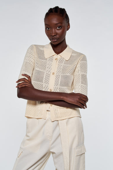 Ecru gebreide gilet met openwerkpatroon en knoopsluiting van Astrid Black Label, gedragen met bijpassende broek, front view