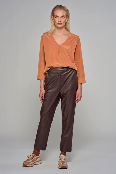 Oranje blouse met driekwart mouwen van Astrid Black Label, met een effen kleur en een V-hals.