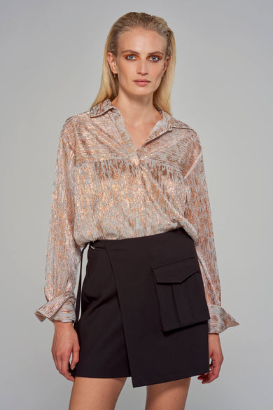 Blouse à manches longues argentée avec texture brillante d'Astrid Black Label, motif rayé, tissu froissé, vue de face