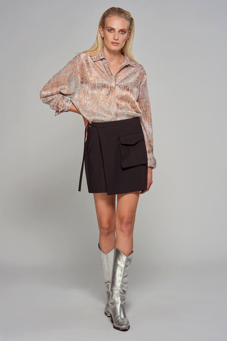 Blouse argentée à éclat doré d'Astrid Black Label, manches longues, fermeture à boutons, texture rayée, modèle en pose lifestyle