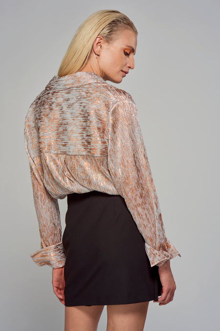 Blouse argentée à éclat cuivré d'Astrid Black Label, manches longues avec volants, vue de dos