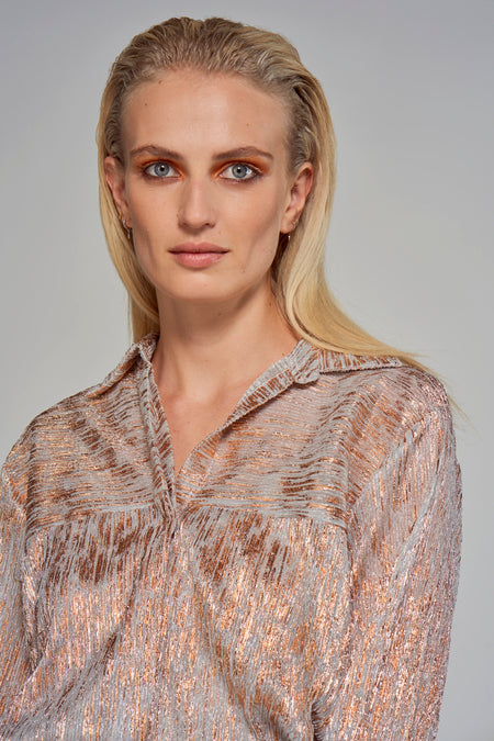 Blouse argentée avec rayures cuivrées d'Astrid Black Label, matériau brillant, fermeture à boutons, vue rapprochée de face