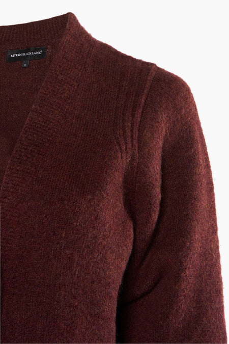 Bordeaux gilet van Astrid Black Label, met een wollige textuur en een open voorkant.