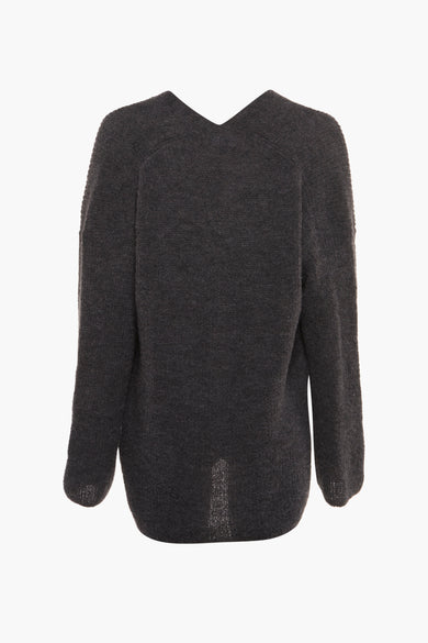 Gilet gris d'Astrid Black Label, avec des manches longues et un col V sur le dos.