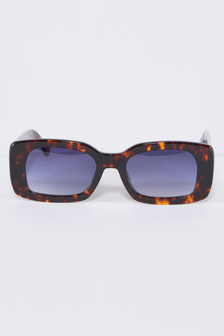 Bruine zonnebril van Astrid Black Label met een schildpadpatroon en donkere glazen.