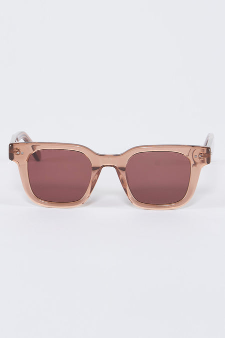 Taupe zonnebril van Astrid Black Label, met een rechthoekig montuur en donkere glazen.