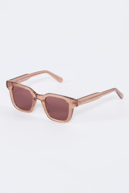 Lunettes de soleil taupe d'Astrid Black Label, avec des montures rectangulaires et des verres sombres.