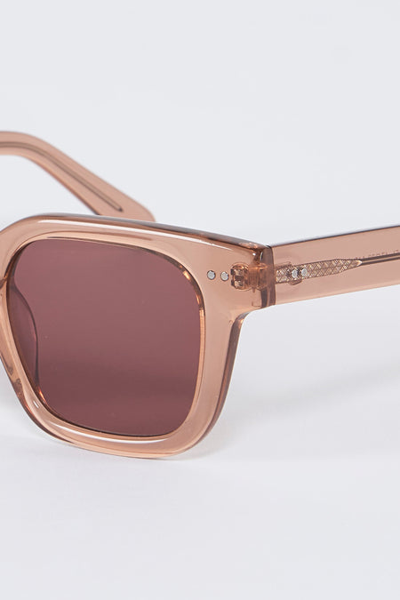 Lunettes de soleil taupe d'Astrid Black Label, avec un cadre rectangulaire et des détails subtils sur la monture.