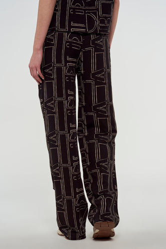Zwarte broek van Astrid Black Label met opvallend logo patroon en rechte pijpen.